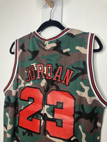 NBA Mitchell & Ness - Chicago Bulls Retro 1997/1998 Camuflaje - Jordan #23 Pequeño  - Imagen 8 de 10