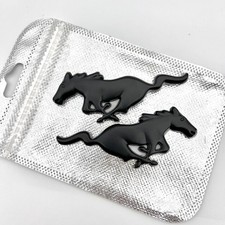 2x Mustang Pferd Logo Emblem Abzeichen Schwarz Schriftzug Aufkleber Für Ford NEU