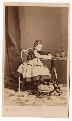 Mädchen mit Puppe schaut auf Album um 1865 Marck Paris Foto CDV