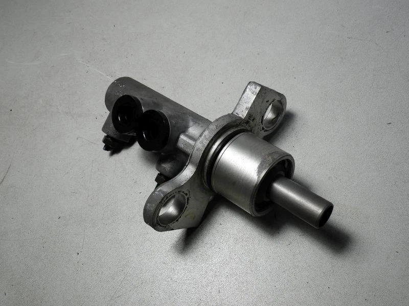 HAUPTZYLINDER Audi A4 (B5) Sedan 1.6 (AHL) 6420B27 - Bild 1 von 1