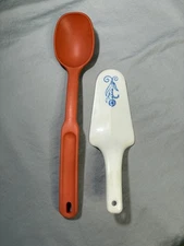VTG Pampered Chef Orange Scoop Spoon & White Blue Floral Pie Server bundle