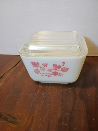 Vintage Pyrex Pink Gooseberry Refrigerator Dish w/Lid 1 1/2 Cup 501   NICE !