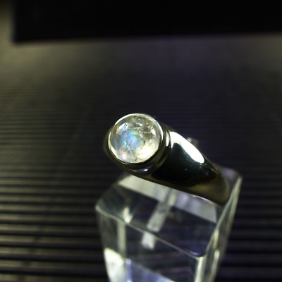 Ring size 58, silver 925 with a rainbow moonstone cabochon from India