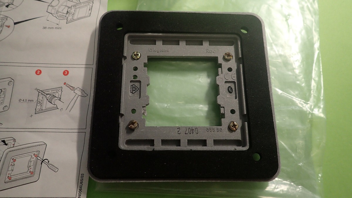 Plaque De Finition Legrand SOLIROC SAGANE 85550 - Pour Installation électrique - Neuf (traces Possibles)