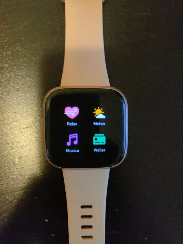 Smartwatch Fitbit Versa 2 Oro Rosa con cavo di ricarica - Immagine 3 di 4