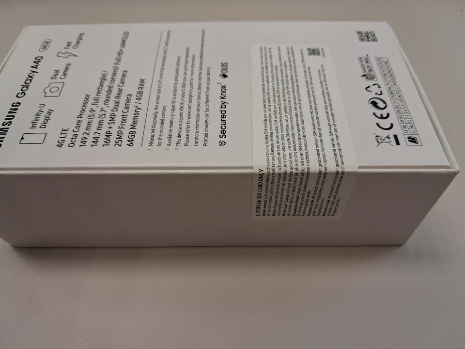 Samsung Galaxy A40 - 64GB - Negro - Nuevo, caja sin abrir - Imagen 3 de 3