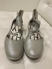 Scarpa comoda Fly London colore champagne zeppa cinturino alla caviglia punta chiusa taglia 42