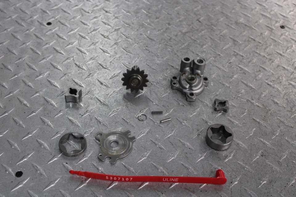 2004 YAMAHA YZ250F ENGINE MOTOR OIL PUMP 5SG-13300-01-00 - Image 3 of 4