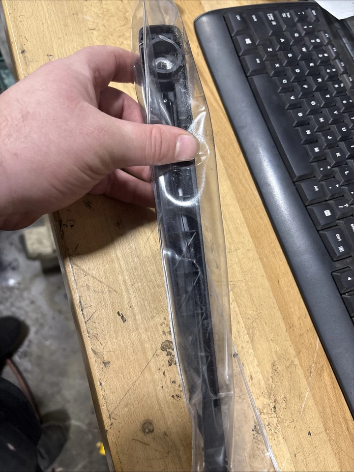 Brazo limpiaparabrisas trasero Dorman 42843 para Chrysler Pacifica Jeep Cherokee 14-23 Foto 2 de 3