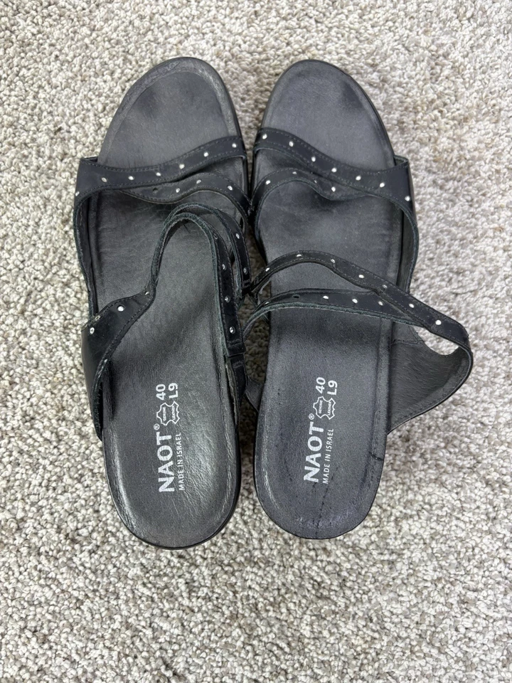 Sandalias Naot Mujer 40 Talla 9 Vital Negro Charol Tachonado Cuero Puntera Abierta Foto 2 de 4