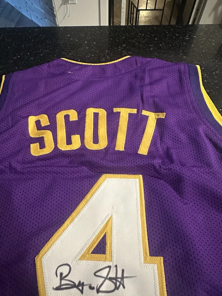 Camiseta deportiva púrpura personalizada firmada por Byron Scott de Los Ángeles testigo de JSA Foto 4 de 4
