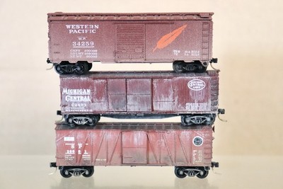 KADEE CON-COR SPUR N SCHWADER mit 3 verwitterten Western Pacific SP MC BOX CAR WAGON auf