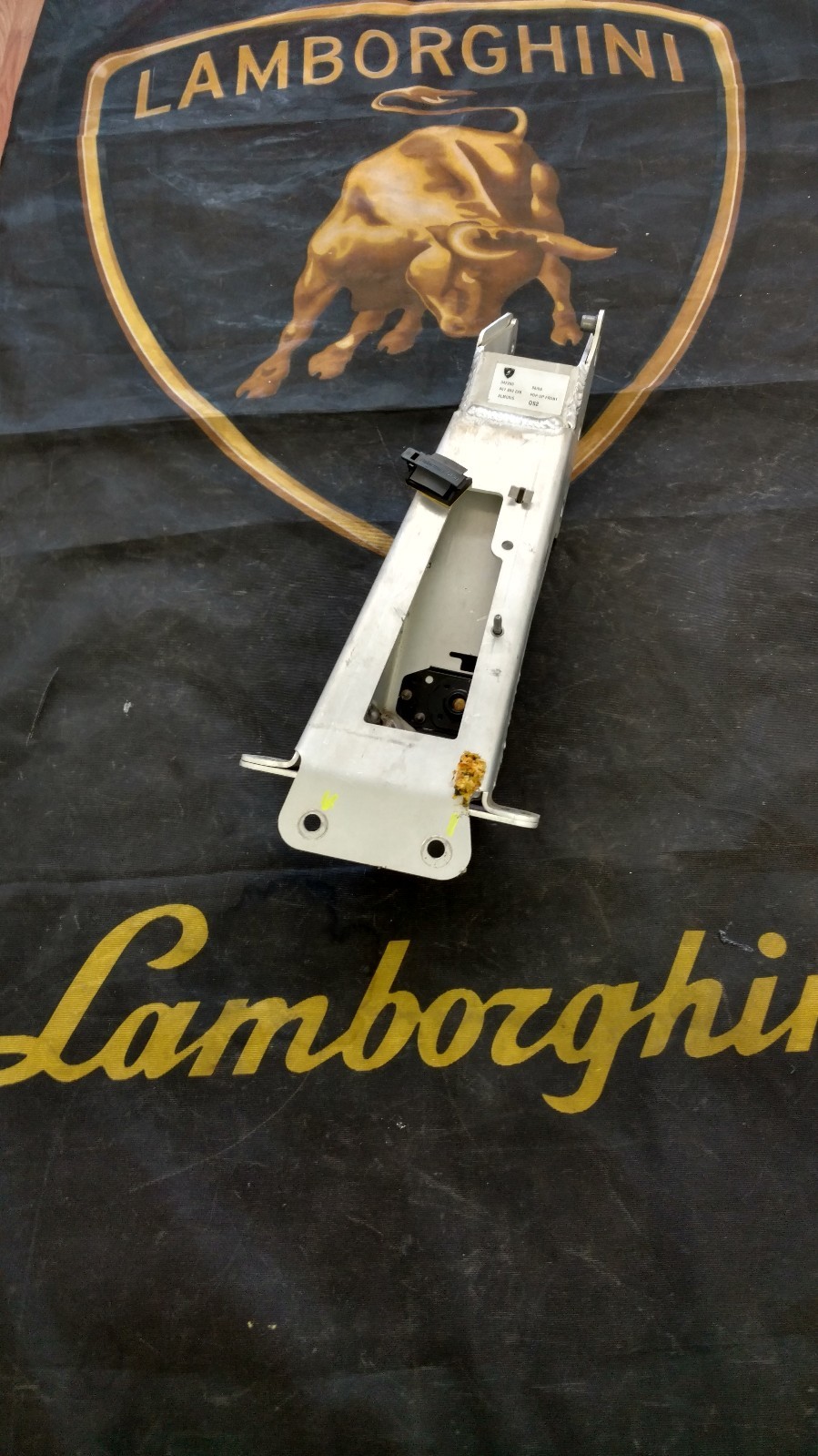 LAMBORGHINI GALLARDO SPYDER PASSENGER SIDE SEAT BELT STRUT BRACKET 407803228