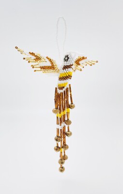 colibri adorno hecho con chaquiras ornamenta  decorativo colores dorados