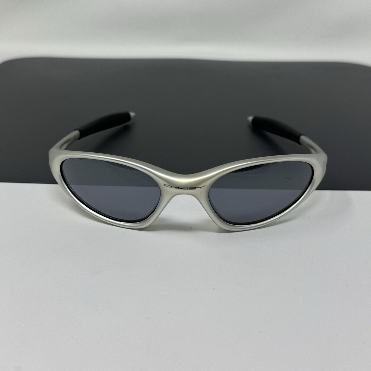 Oakley Minute FMJ 5.56 Silver Sunglasses - Black Iridium | eBay Oakley Minute FMJ 5.56 Silver Sunglasses - Black Iridium | eBay