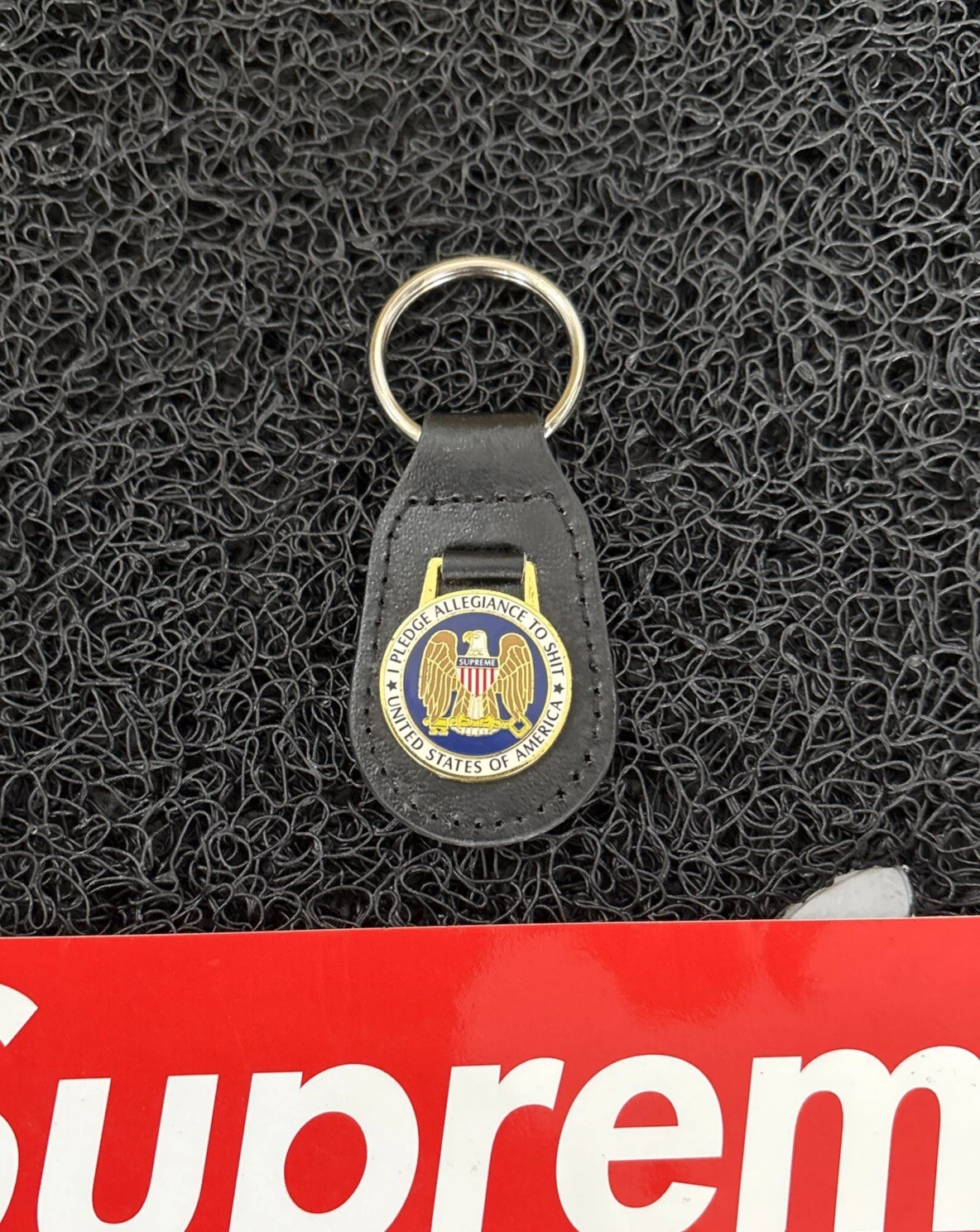 Porte clés Supreme Pledge Allégeance