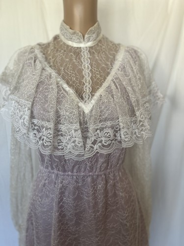 Maxi Abito Vintage anni '80 Night Moves in Pizzo Ruffle Vittoriano Lavanda Bianco Small - Foto 9 di 10