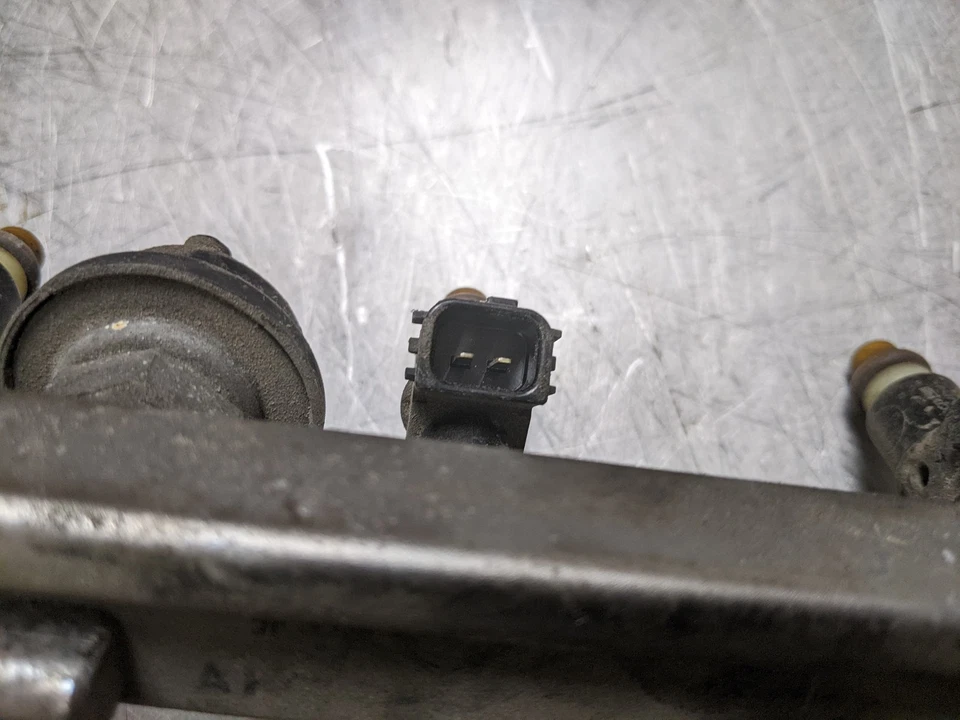 Conjunto de injetores de combustível com trilho de 2011 Honda CR-Z 1.5 - Imagem 4 de 4