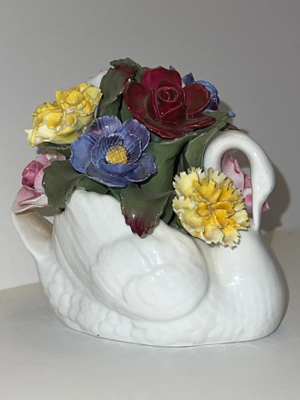 Aynsley England Fine Bone China White Swan Flower Bouquet Figurine