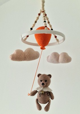 Handgefertigtes gehäkeltes Krippenmobile - Teddybär mit orangem Luftballon & Pfirsichwolken