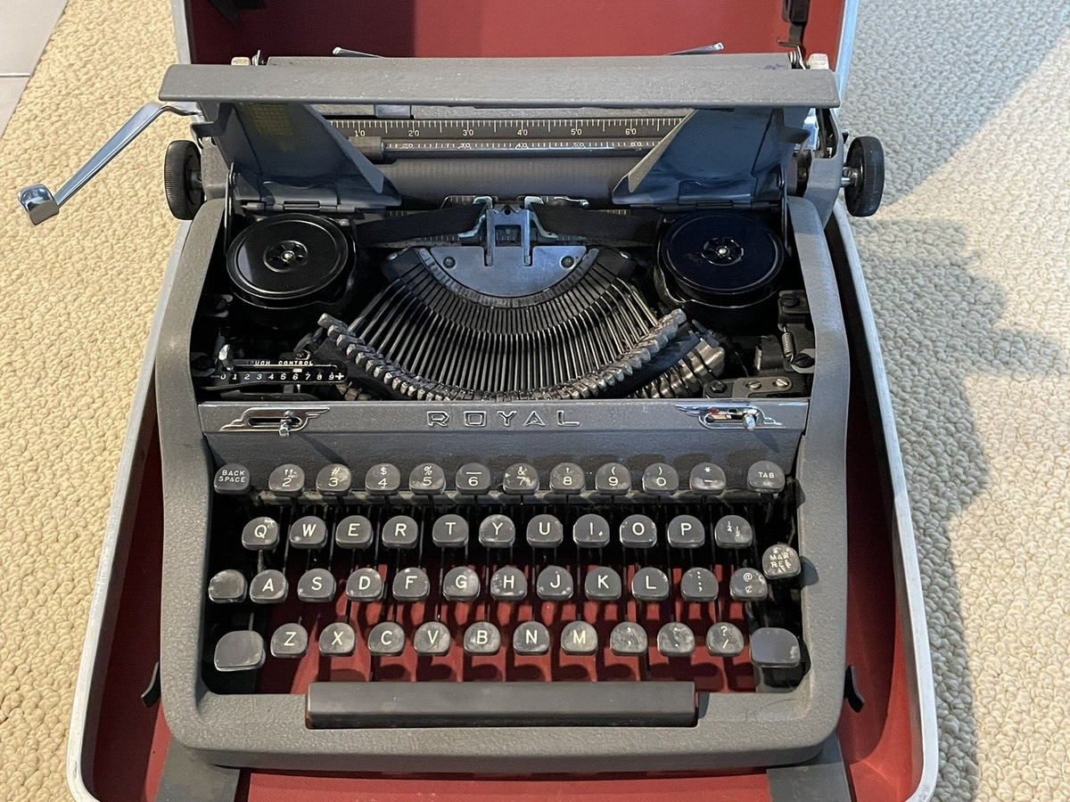 レトロ 米国製  QUIET DE LUXE タイプライター Vintage 1947 Royal Quiet De Luxe Portable Typewriter with