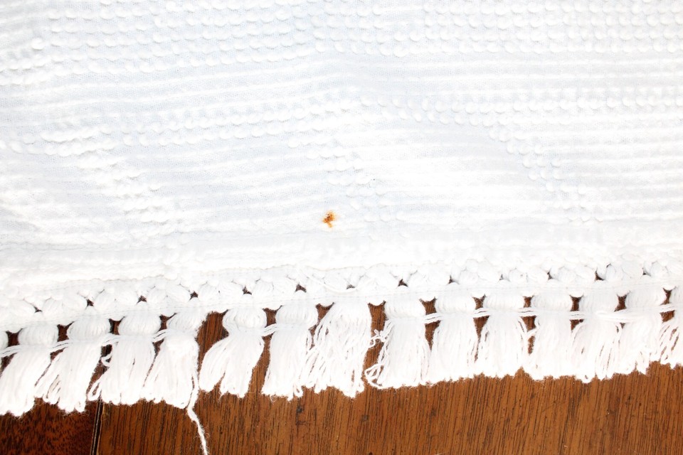 VINTAGE WHITE COTTON CHENILLE BEDSPREAD COVERLET WITH FRINGE, 75 X 107