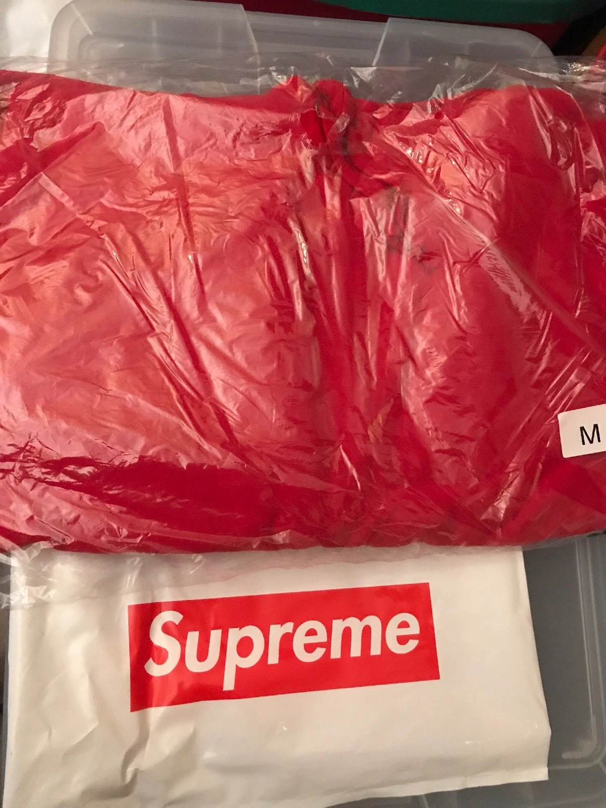 Sweat shirt à capuche Supreme à dos clouté rouge taille M stock mort SS18 W21 neuf