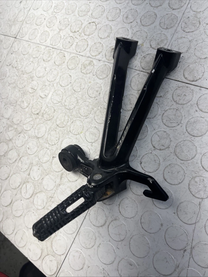 Apoio para os pés 2007-2008 Suzuki GSXR1000 GSXR 1000 passageiro esquerdo fabricante de equipamento original - Imagem 2 de 4