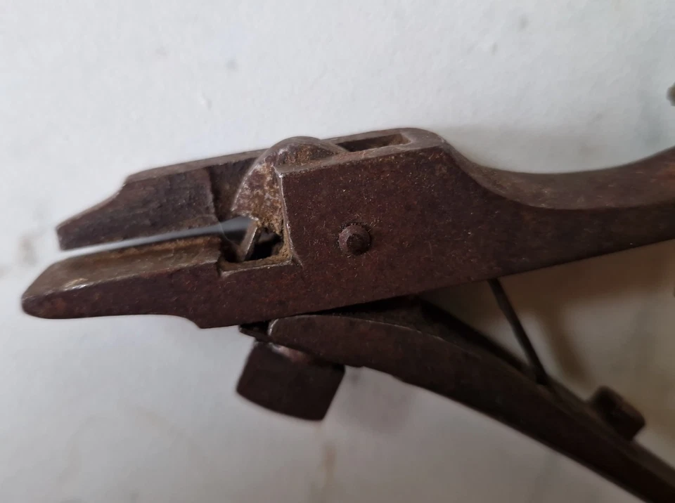 ancienne pince à avoyer pour améliorer les dents de scie - outil à bois- vintage - Photo 3/4