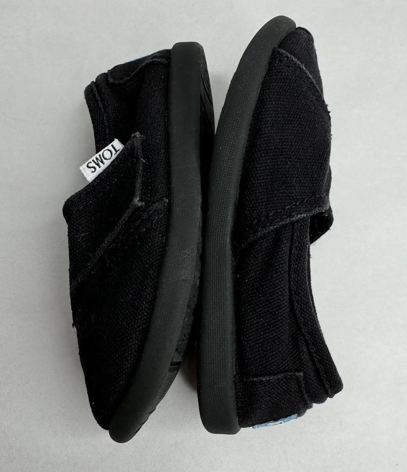 Zapatos planos informales de lona sin cordones negros pequeños Toms Classics para niños pequeños Foto 3 de 4