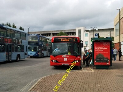 Foto 6x4 Bus in Crawley Town FC Farben Crawley\/TQ2736 The only red Met c2015