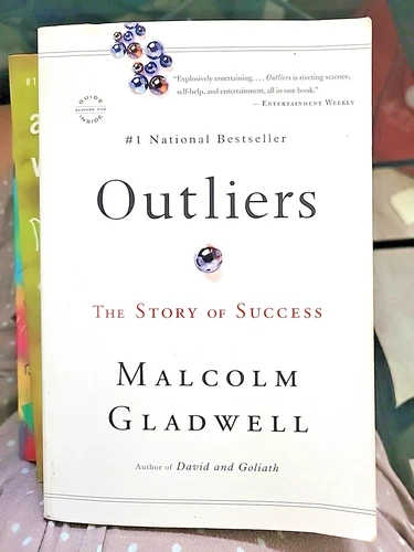 Outliers : The Story of Success by Malcolm Gladwell (2011, Trade Paperback)