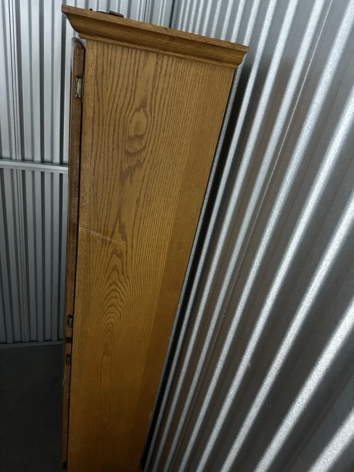 Armario para curiosidades de madera iluminada Foto 4 de 4