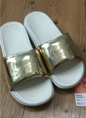 NIKE BENASSI SOLARSOFT SOLID SP 'LIQUID GOLD' METALLIC SLIDES 696116-770