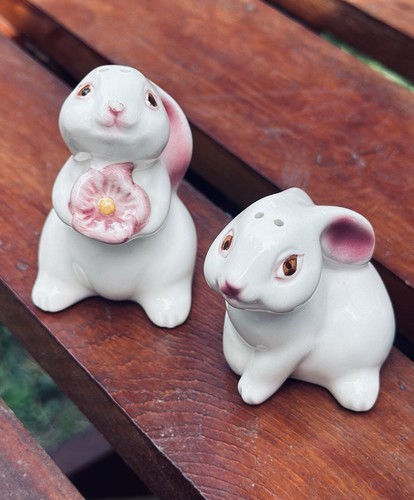 Vintage 1983 Avon Kitschy Bunny Rabbits Salt & Pepper Shakers Pink Bunnies - Picture 3 of 16