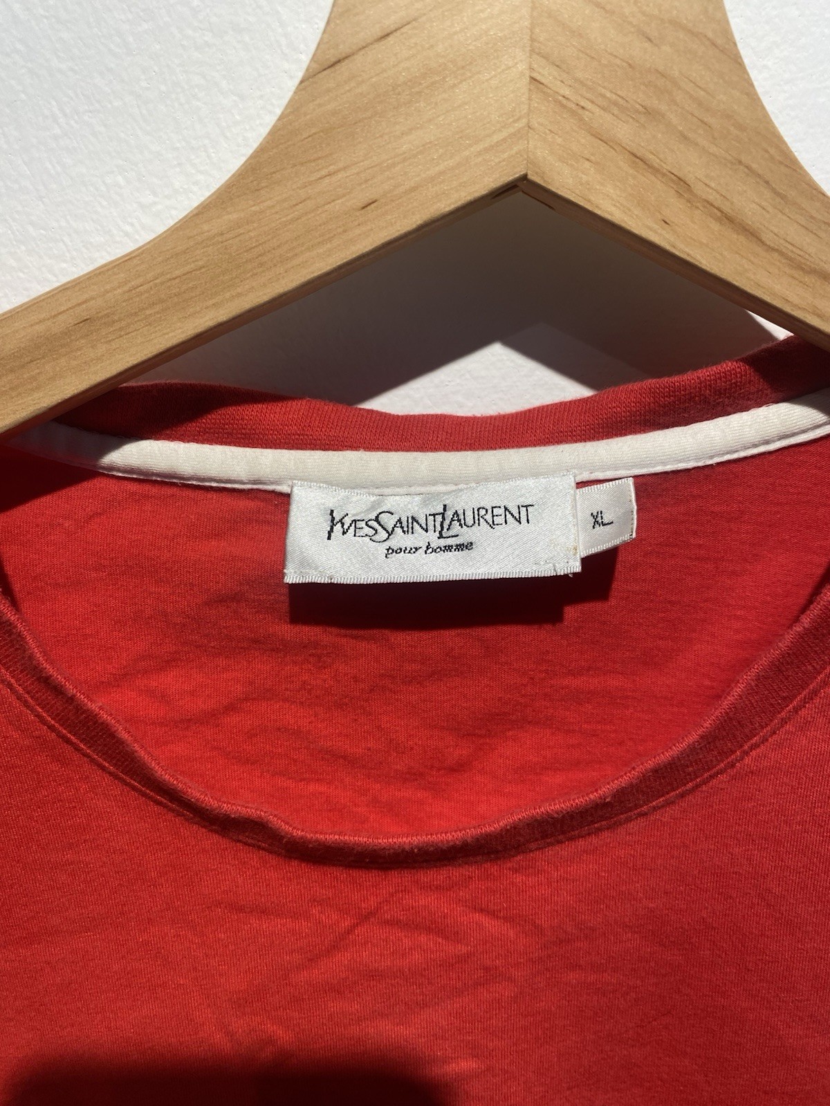 T shirt girocollo vintage YSL Yves Saint Laurent con logo sul petto rossa