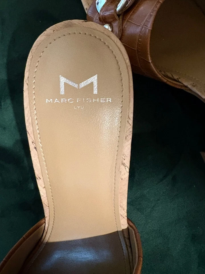 Sandalias Marc Fisher suela de corcho con decoración de cadena plateada y tacón bloque Talla 9 M Foto 3 de 4