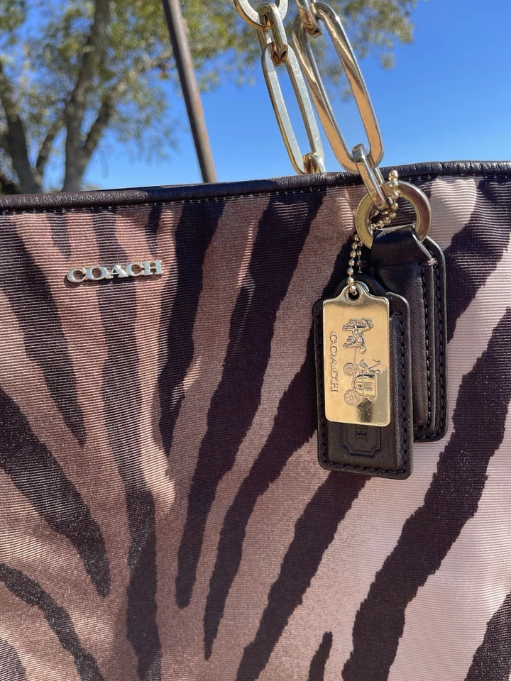 Bolso de hombro grande Coach Madison de lona cebra 26633 Foto 3 de 4