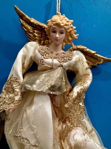 Muñeca Ángel Colgante Porcelana Cara y Manos Bronceado con Acento Dorado Vestido Alas Doradas - Imagen 2 de 6