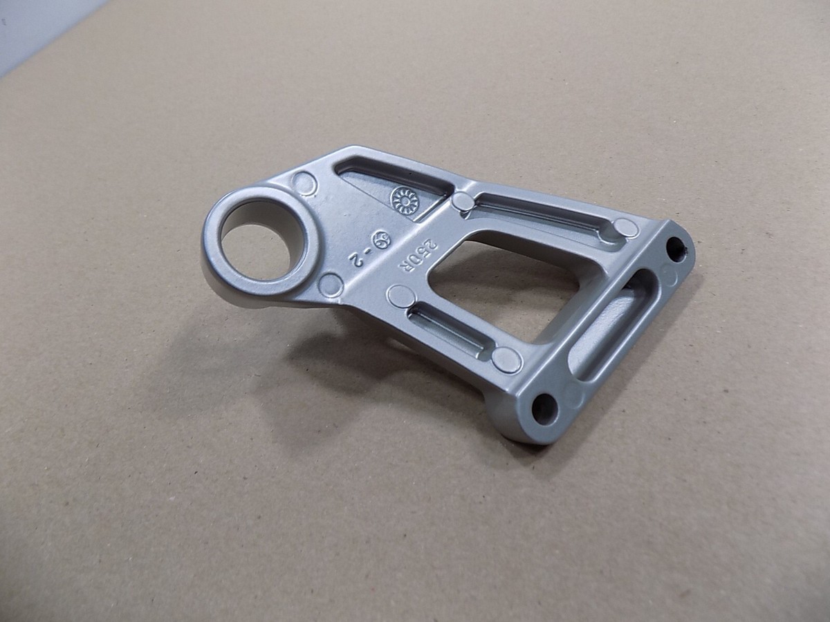 【RT-89271】専用 NEW OEM KAWASAKI RIGHT REAR FOOT PEG MUFFLER BRACKET / 35011