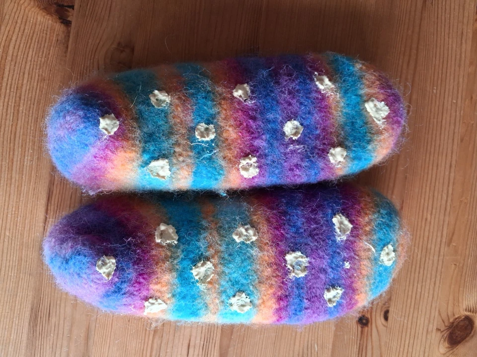 Gestrickte und gefilzte Hausschuhe - Bild 2 von 2