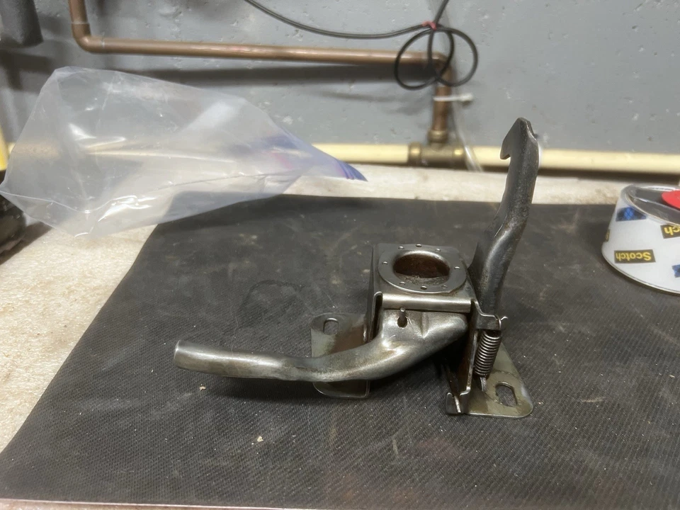 Chevrolet GMC 1962 camioneta pickup capó pestillo C10 K10 K20 C20 1000 1500 C30 2500 62 Foto 3 de 4