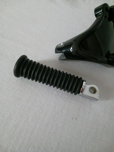 NEW OPEN BOX Harley-Davidson Black Passenger Foot Pegs & Mount Brackets ONLY - Picture 2 of 13