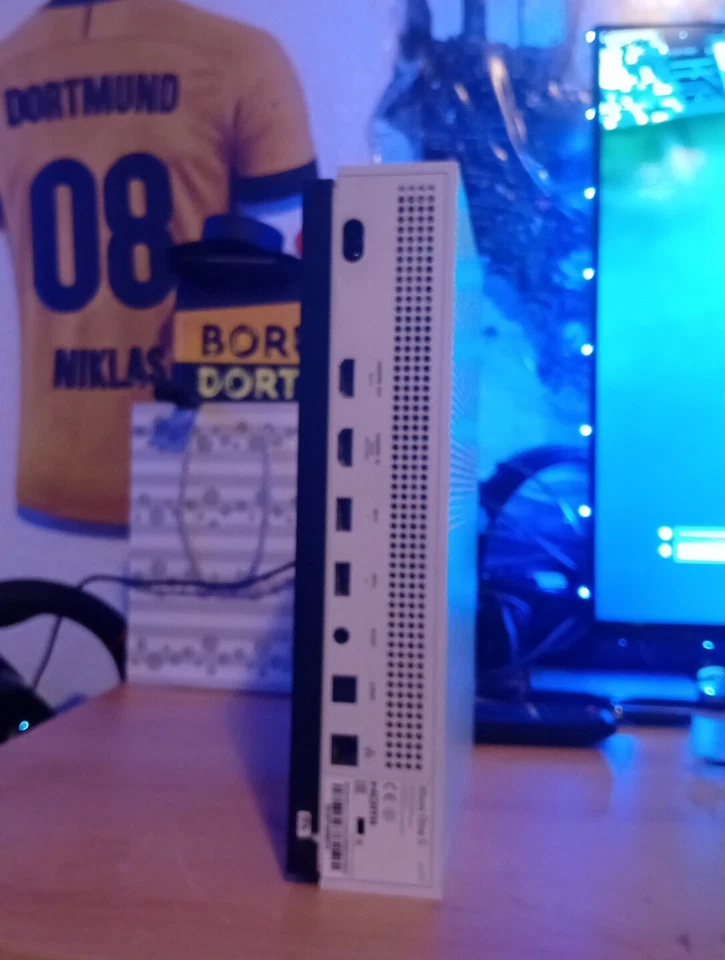 Microsoft Xbox One S, Foto 3 von 4