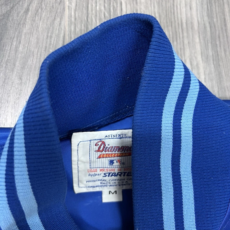 Chaqueta de satén vintage de los 90 Toronto Blue Jays mediana de arranque RARA ABOTONADA PARA HOMBRE Foto 3 de 4