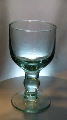 Biot großes mundgeblasenes Wasserglas in dickem weichem aquagrünem Glas, kostenlose Lieferung