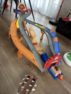 Disney Pixar Cars Lightning McQueen Interaktives Rennstrecken Spielset