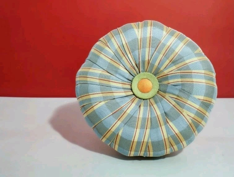 Reposapiés Mackenzie Childs miniatura de tuffet H 3 1/2" de diámetro 5 3/4"  Foto 3 de 4