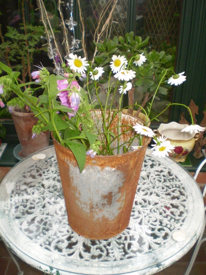 Architectural salvage, Vintage 1970's metal flower vase planter, florist bucket - Image 2 of 4