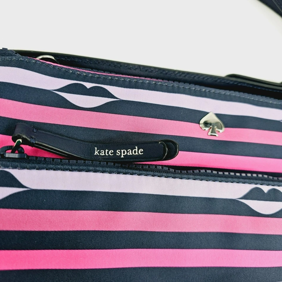 Bolso Bandolera Kate Spade Jae Nylon Beso Estampado Labial Azul Marino Lavanda Rosa Cremallera Foto 3 de 4